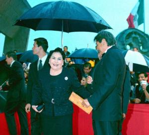 Carmen Salinas fue una de las invitadas especiales de la noche quien desfiló por la alfombra roja luego de saludar a amistades y compeñeros de trabajo.