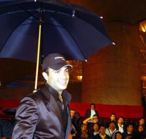 Jaime Camil tuvo un incidente, ya que por poco y se cae frente a ocho mil personas, durante la presentación de Zapata, tras el incidente, Camil aguantó la risa y siguió caminando.