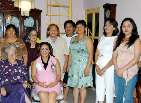 Abigaíl Castillo de Leyva, acompañada de algunas de las invitadas a  su fiesta de regalos.
