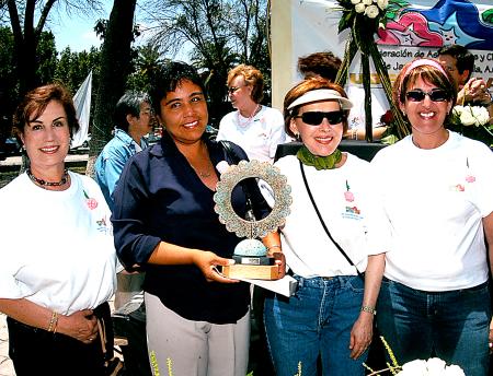 Alma Rosa de Campos, Elisa de Morales y Liz de Abraham, en la entrega del premio La Reina de Las Rosas a la señora Evangelina González de López.