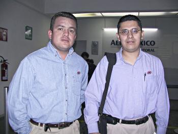   29 de abril 
 
Gerardo Aburto fue recbido por Mario Guzmán, a su arribo de la Ciudad de México.