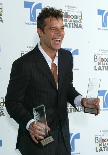 Ricki Martin que recibió cinco nominaciones, ganó con Tema del Año Pop Latino de mayor difusión (Tal vez) y por su álbum de pop Almas del Silencio.