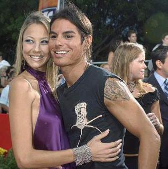 El cantante español Julio Iglesias Jr. posó para las cámaras muy bien acompañado.