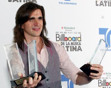 Juanes, ganador de cinco Premios Grammy 2003, recibió tres premios Billboard, uno como solista y dos junto con la canadiense Nelly Furtado.