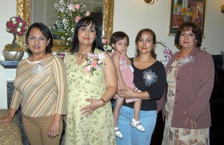 Patricia López de Gómez acompañada de Juana María López, Rosa Guadalupe y María del Pilar, organizadoras de su fiesta de regalos.