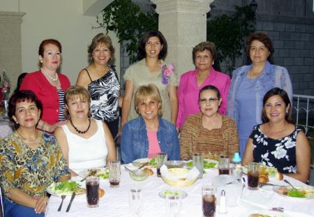  30 de abril  
Leticia Reynoso de Torres, en compañia de un grupo de asistentes a su fiesta de regalos.