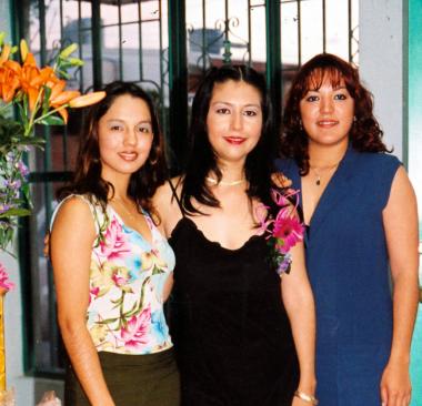 Martha Isabel Sánchez Salazar acompañada de Mercedes y gabriela fernández Marrujo, en su despedida de soltera.