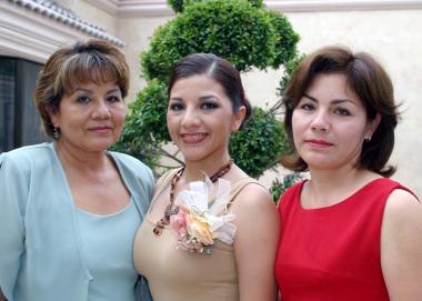 Melisa Alejandra Muñoz Hernández acompañado de las organizadoras de su despedida de soltera, Gabriela de Macías y Alejandra de Muñoz.