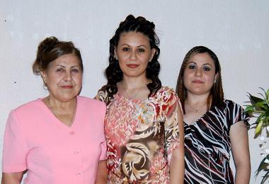 01 de mayo  
Beatriz Mireles Pámanes, acompañada de las organizadoras de su despedida de soltera.