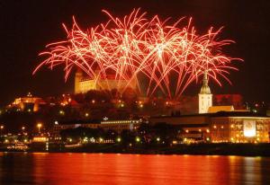 Fuegos artificiales se reflejan en el río Danubio mientras iluminan el cielo de Bratislava (Eslovaquia) sobre el Castillo de Bratislava para celebrar la ampliación de la Unión Europea.