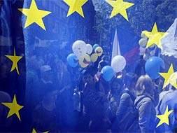 Irlanda, uno de los ejemplos de los beneficios que aporta ser miembro de la UE, y que ocupa en este momento la presidencia rotativa del grupo, montó un gran espectáculo y planeó un 'Día de bienvenida'  para los paises ingresantes.