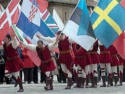 Más de 100 mil  húngaros festejaron en el centro de Budapest  su regreso desde el frio con música y champaña.