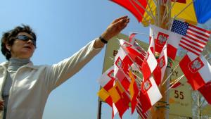 Para los europeos orientales de Polonia, la República Checa, Eslovaquia, Hungria, Eslovenia, Estonia, Letonia y Lituania, la ampliación corona 15 años de reformas económicas, por lo general dolorosas, tras el colapso del dominio comunista.