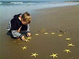 Este niño cerca de una playa, coloca sobre la arena las estrellas conmemorativas a la adhesión de los diez países a la UE.
Es solamente uno de los tantos niños que salieron a las calles con su padres a festejar.