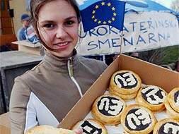 Adolescentes y adultos han manifestado su alegría desde salir a las calles con regocijo hasta elaborar prendas y bocadillos en honor al suceso.