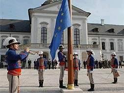 En Bruselas, donde están las oficinas centrales de la UE, los embajadores de los 10 paises ingresantes asistieron a una emotiva ceremonia en la histórica Plaza Grand, en la que destacaba la bandera de la UE.