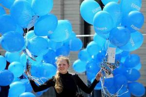 Con festejos realizados en distintas partes del mundo,  La Unión Europea dio la bienvenida a diez nuevos miembros 
(Estonia, Letonia, Lituania, Polonia, Hungría, República Checa y Eslovaquia), otro ex yugoslavo con pasado comunista (Eslovenia) y dos mediterráneos ex colonias británicas hasta los sesenta (Malta y Chipre). 
Ahora pertenecen con pleno derecho a una Unión que ya suma 455 millones de habitantes.