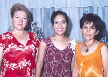  02 de mayo  
Rosalinda con María Alejandra Galván de Andrade y Linda Rivera de Ortiz.