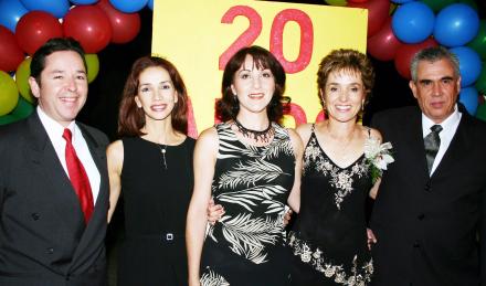 M José Luis Meza, Tatis de Meza, Rosario Fernández, Mussy de Urow y León Urow, en un festejo de aniversario.