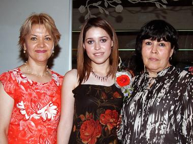  05 de mayo  
La festejada en compañia de María Lourdes Iturriaga de Robles y María Luisa Sifuentes de Caro, futura suegra y mamá, respectivamente.