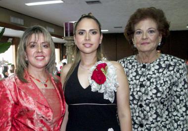 Sambra acompañada de Marisa Rocha de Zavala y Dolores Rodríguez de Sandoval, anfitrionas de su despedida.