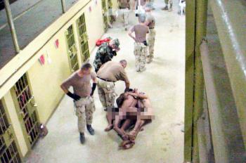 El secretario de Defensa de EU, Donald Rumsfeld, aceptó hoy 'toda la responsabilidad' por los malos tratos a los prisioneros en Irak, pero tuvo problemas para explicar por qué se reaccionó tarde a las denuncias de hace casi un año. 

El secretario de Defensa de Estados Unidos, Donald Rumsfeld, reconoció que hay más fotos y vídeos aún no publicados, donde se ven actos crueles y sádicos realizados por personal norteamericano en Irak
