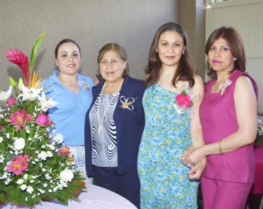 Beatriz  Mireles acompañada de Claudia Mireles Pámanes, Sara Elia Pámanes de Mireles y Eva de Bazán.
