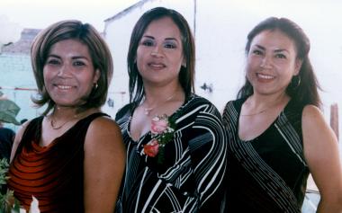 Blanca Liliana Reyes Aceves con las anfitrionas de su despedida de soltera, Cuquis Corral de Reyes de Ivonne Tapia de Reyes.