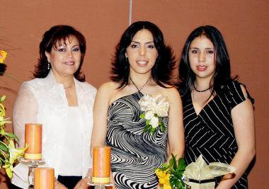 La futura contrayente en compañia de María Luisa Hernández de  Ávalos y Denisse Ávalos Hernández.