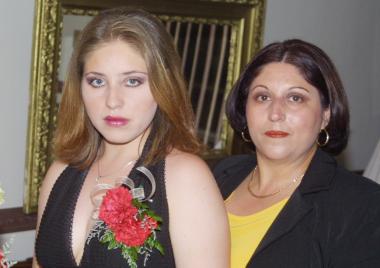 Perla Sophia Martínez en compañia de Rosalba Olivas, en su despedida de soltera.