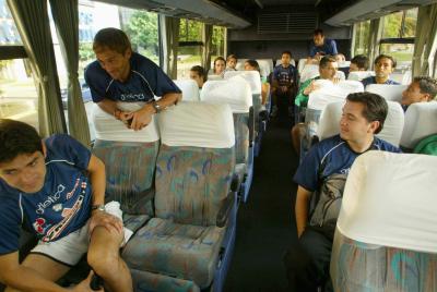 El paraguayo Denis Caniza y Argemiro Veiga aparecen en el autobús que los llevó del hotel al estadio de Banfield en donde tuvieron su primera  práctica