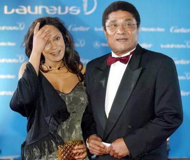 El ex futbolista portugués Eusebio, posa con su esposa a su llegada