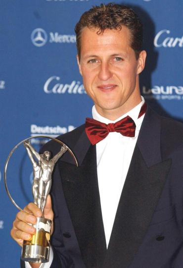 Michael Schumacher, seis veces campeón de la Fórmula Uno, ganó por segunda vez en su carrera el Premio Laureus al mejor deportista del año.

  El estelar piloto alemán, de la escudería Ferrari, ganó el año pasado su sexto título en la máxima categoría del automovilismo y con su victoria del domingo en el Gran Premio de España, en Barcelona, extendió su invicto de esta temporada a cinco carreras en el inicio del campeonato.
  Schumacher superó en la elección al ciclista estadounidense Lance Armstrong, cinco veces ganador del Tour de Francia, al tenista suizo Roger Federer, campeón de Wimbledon, al nadador estadounidense Michael Phelps, al motociclista italiano Valentino Rossi y al jugador de rugby inglés Jonny Wilkinson.


La golfista sueca Annika Sorenstam fue elegida como la mejor deportista del año entre las mujeres y la selección inglesa de rugby se llevó el premio como al equipo del año.