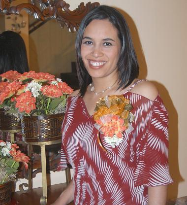 Adriana Chávez Mena capatada en la despedida de soltera, que le ofrecieron en fechas pasadas por su próxima boda.