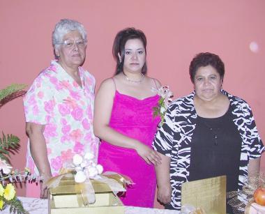 Maribel Mireles Rentería acompañada de Lourdes Rentería y Eloísa López, organizadoras de su despedida de soltera.