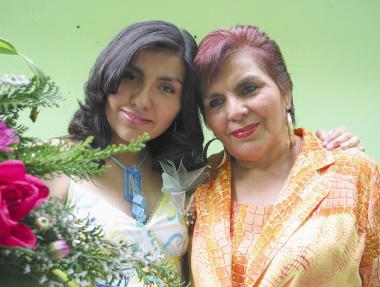  12 de mayo   
Érika Judith Torres Zapata en compañia de su mamá Francisca Z. de Torres, en la despedida de soltera que le organizó por su próximo matrimonio.