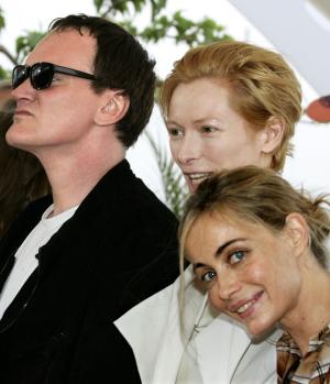 Las actrices Beart y Swinton permanecen a lado de el director de 'Pulp Fiction', Quentin Tarantino.
