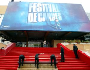 La alfombra roja esperaba la llegada de grandes luminarias al evento en el que el cine en español será importante en el apartado oficial del certamen, no 
solamente por el largometraje de Pedro 
Almodóvar, sino por la cinta de la argentina Lucrecia Martel La Niña Santa, que llega avalada por excelentes críticas de su país de origen.