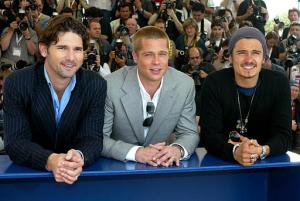El espectáculo del día en el Festival de  Cannes, fue la epopeya fílmica 'Troya' en la que Brad Pitt  hace el papel del guerrero griego Aquiles.
Aquí lo vemos en compañía de Orlando Bloom y Eric Bana.