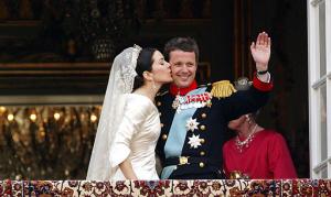 El heredero de la Corona danesa recordó cuando él y Mary se conocieron hace cuatro años en Sydney: 'tu brillo apareció claro y fuerte para mí desde el primer encuentro; desde entonces, he estado cegado y enganchado a él'. Se refirió a ella como 'la luz en horas de sol que elimina toda la oscuridad de la tierra'.