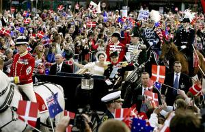 Un banquete nupcial en el Palacio Real de Fredensbog, al que asistieron 400 invitados de la realeza, el Gobierno danés y la familia australiana de la novia, y fuegos artificiales cerraron las festividades organizadas para la boda del heredero de la Corona danesa, Federico, con Mary Donaldson.

Muchos de los 20.000 habitantes de Fredensborg, 40 kilómetros al norte de Copenhague, se concentraron cerca del palacio para recibir a los novios y sus invitados, provistos de banderas y champán para celebrar el enlace, igual que ocurrió en las calles de Copenhague.