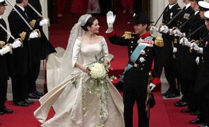 La novia, vestida con un traje del diseñador danés Uffe Frank, llegó acompañada por su padre, John Donaldson, vestido con la falda tradicional escocesa