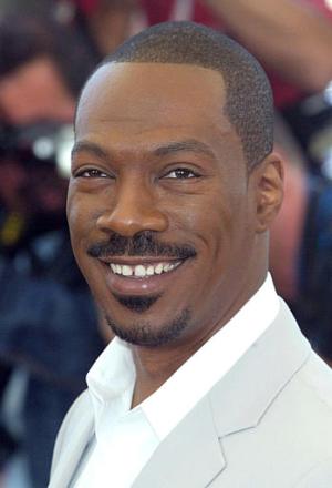 Eddie Murphy se la pasó sonriendo a amigos y medios de comunicación durante la premier.