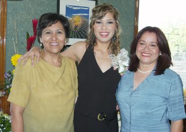 Elisa Huerta Salcido acompañada de las organizadoras de su despedida, María de la Luz Olivia Huerta y Esperanza Espíndola de Pérez.