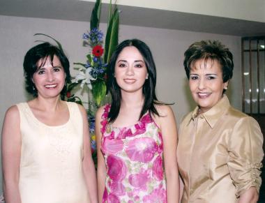 Katia Carrete Montes en compañía de Marcela Montes y Titina VIllar de Callau.