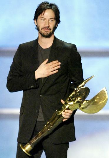 El actor Keanu Reeves, que en muchas escenas de acción prescinde de dobles, fue distinguido por su trabajo en Matrix Recargado como mejor astro de acción del año.