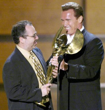 El director Jonathan Mostow, que puso en escena Terminator 3: La Rebelión de las Máquinas, recibió de manos del gobernador de California, Arnold  Schwarzenegger,  el premio honorario Taurus.