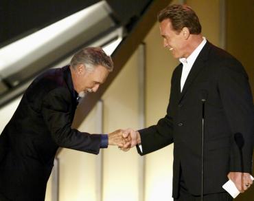 El gobernador de California, Arnold Schwarzenegger, regresó a su pasado como héroe de acción para premiar los logros de los mejores especialistas de Hollywood, en una ceremonia celebrada en los estudios Paramaount.