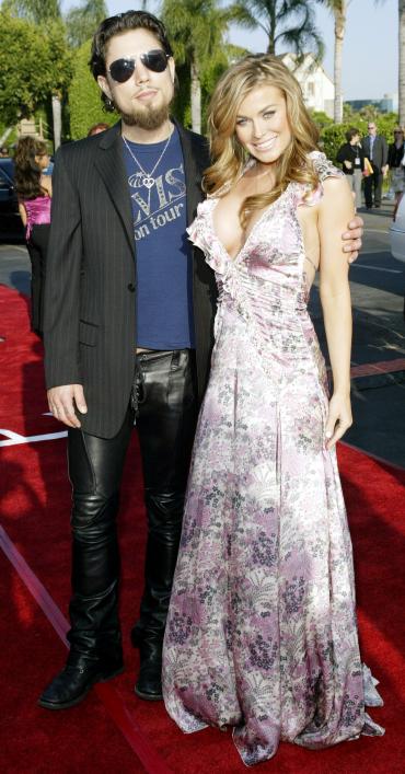 La ex estrella de Guardianes de la Bahía, Carmen Electra, y su esposo, el guitarrista de Jane’s Addiction, Dave Navarro captados al momento de su llegada