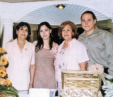  17 de mayo   
Lic Mayra Cabrera Reyes e Ing. Jesús Morales Castañeda en compañía de Esther Reyes de Cabrera y Graciela Castañeda de Morañes